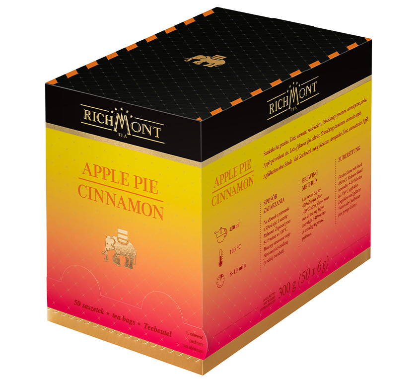 Herbata Richmont Apple Pie Cinnamon to wyjątkowa mieszanka, która łączy w sobie naturalne składniki, przywołując aromaty i smaki domowej, pieczonej szarlotki. To doskonała propozycja na chłodniejsze dni, gdy masz ochotę na coś rozgrzewającego i pełnego smaku. 

Głównym składnikiem tej herbaty są jabłka, które stanowią 34% mieszanki. Ich słodki, owocowy smak dominuje, nadając naparowi charakterystyczną, naturalną słodycz i świeżość. Uzupełnieniem jabłek jest cynamon Cassia, stanowiący aż 25% składu, który wprowadza intensywny, korzenny aromat. Dzięki temu napar staje się głęboki i wyrazisty, a smak cynamonu doskonale współgra z delikatną słodyczą jabłek.

W składzie znajdziemy również hibiskus, który nadaje herbacie piękny, czerwonawy kolor oraz delikatną, kwaskową nutę, idealnie balansującą resztę składników. Dodatkowo, tradycyjny cynamon (10%) wzbogaca smak herbaty o kolejne korzenne akcenty, tworząc wielowymiarowy profil smakowy. Liście jeżyny dodają naparowi subtelnej świeżości i łagodności, a pieczony korzeń cykorii wprowadza delikatne, orzechowe tony, które idealnie komponują się z resztą składników.

Aby w pełni oddać aromat pieczonych jabłek i cynamonu, mieszanka została wzbogacona o naturalne aromaty, które podkreślają główne smaki i nadają herbacie intensywny, długo utrzymujący się zapach. Herbata Richmont Apple Pie Cinnamon to harmonijne połączenie owoców i przypraw, które z pewnością przypadnie do gustu każdemu miłośnikowi rozgrzewających, korzennych smaków.